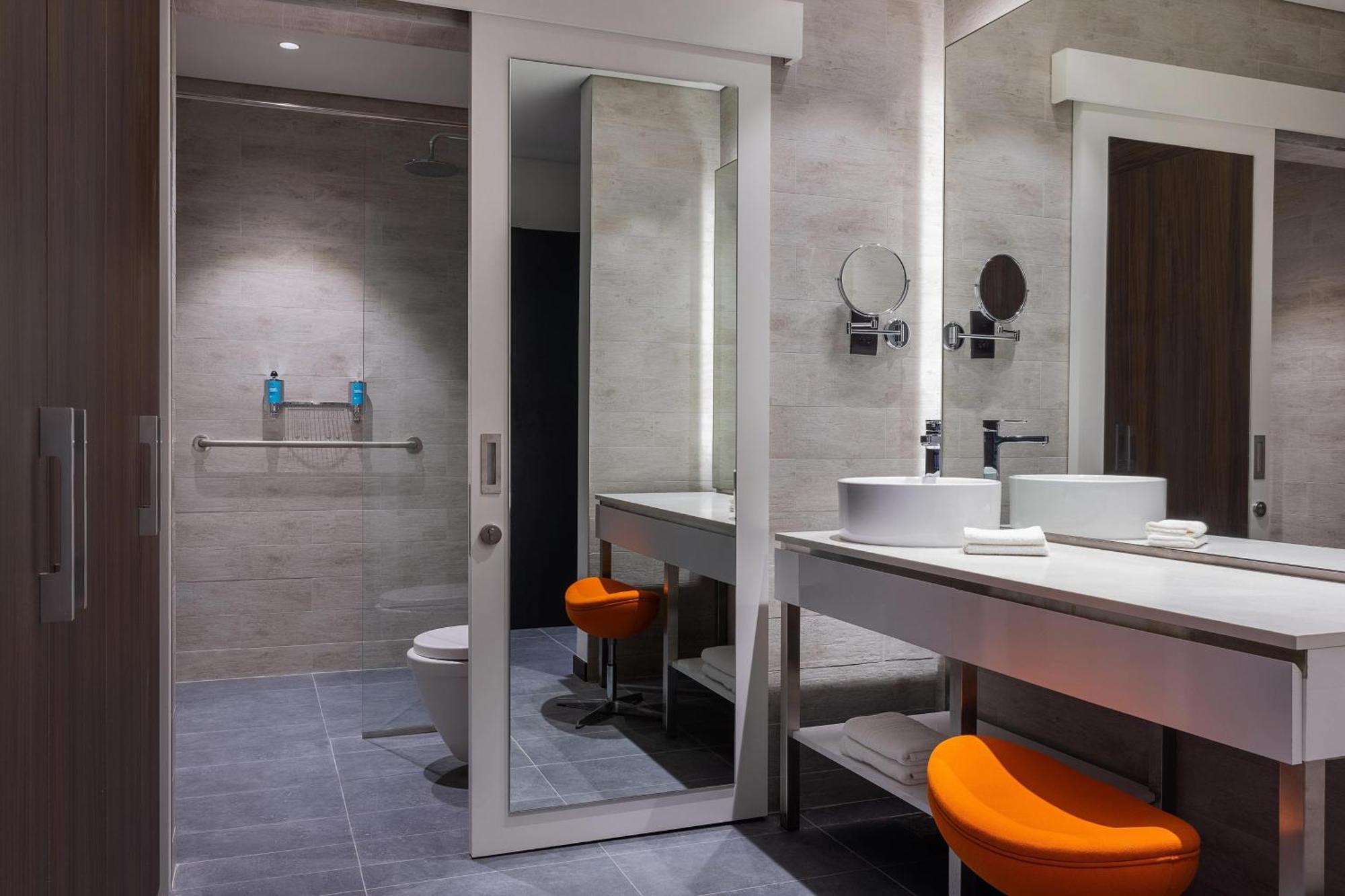 Готель Aloft Dubai Airport Екстер'єр фото